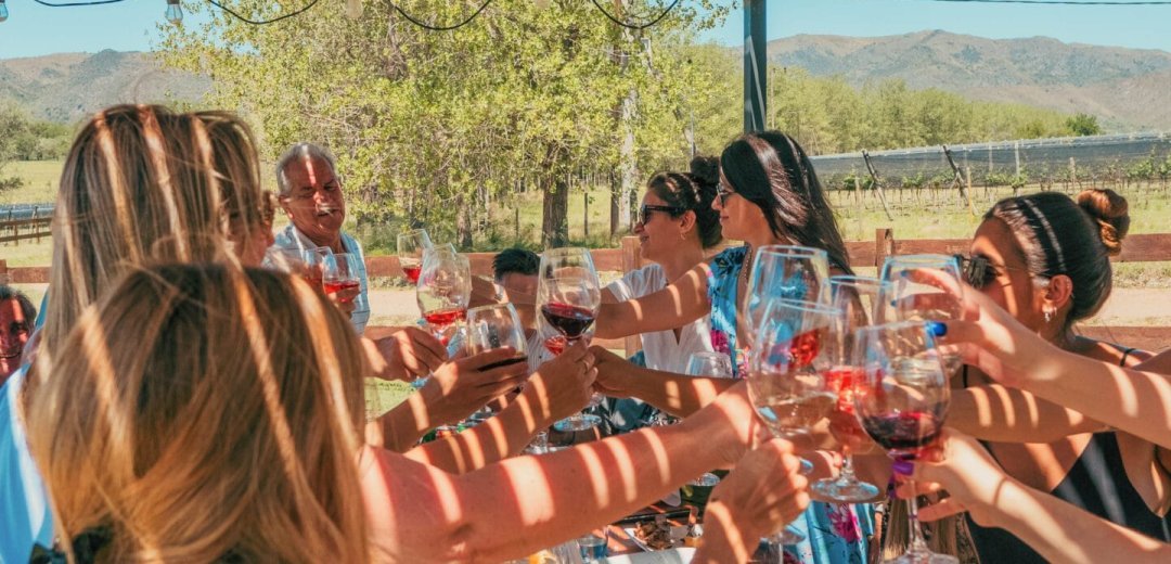 Finca Vista Grande Enoturismo en Córdoba brindis vinos grupales